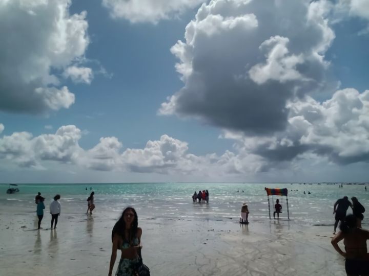 Turistas caminhando nas piscinas naturais de Maragogi na maré baixa