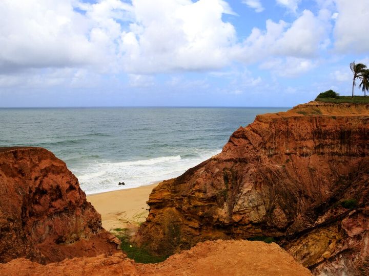 Falésias e mar nas Dunas de Marapé